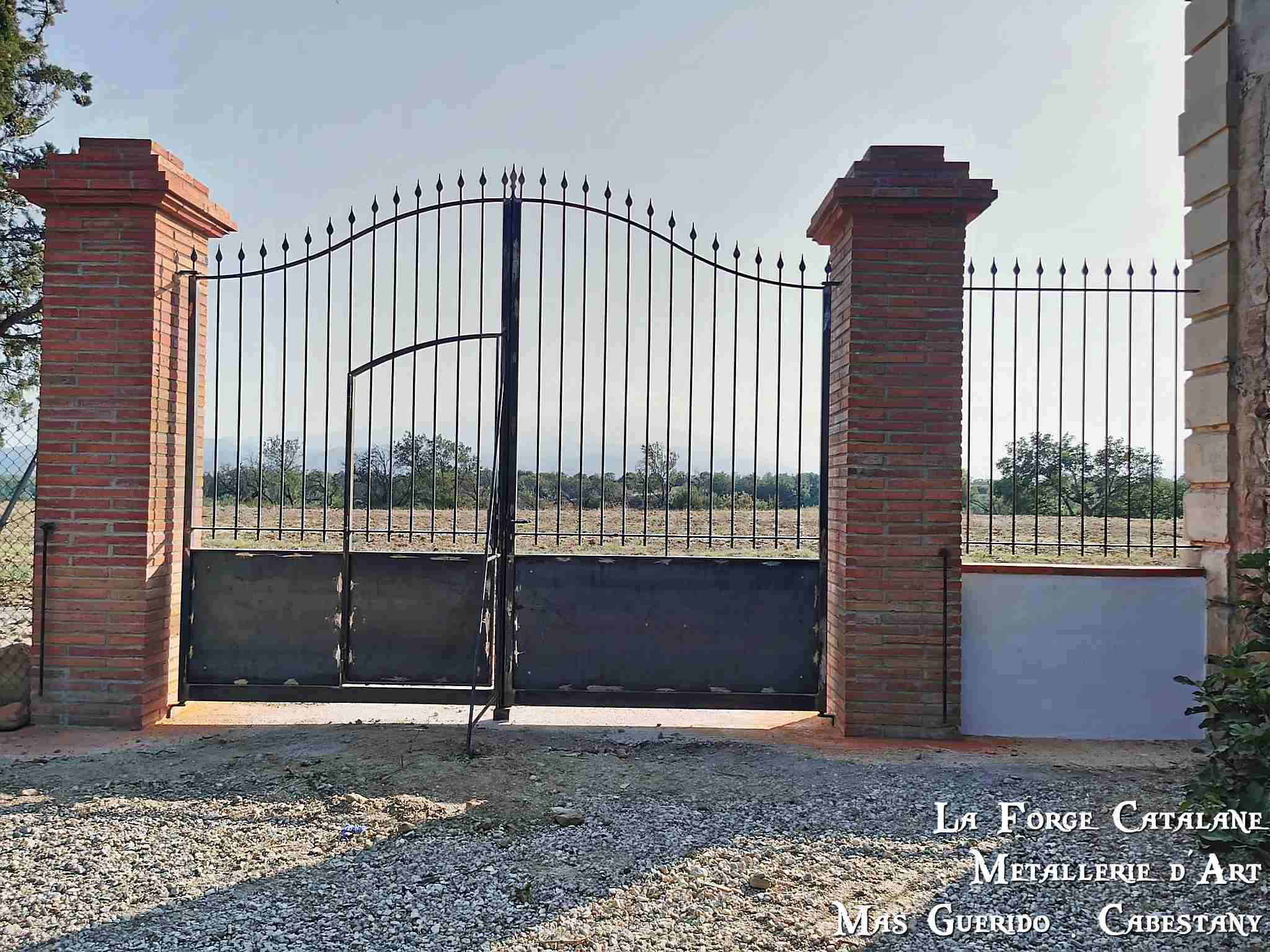 portail avec portillon integre chapeau de gendarme avec pointes de fleches forge catalane.jpg